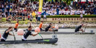 Studierende paddeln ein selbst gebautes Betonkanu bei der Deutschen Betonkanu-Regatta auf dem Beetzsee.