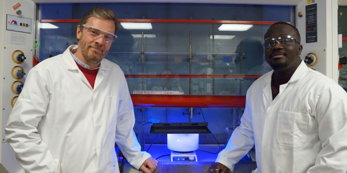 Professor Erwin Reisner (links) und Hauptautor Kay Kwarteng