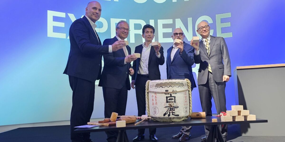 Ehrengäste von Epson Trinken Sake zur Eröffnung des Schulungszentrums