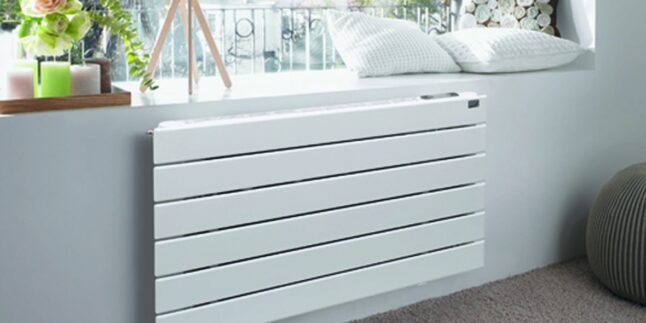 Flachheizkörper unter Fensterbank