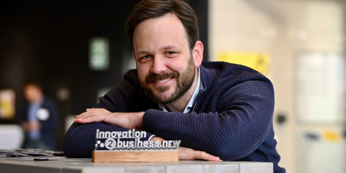 Dr. Florian Hengsbach zaubert Bauteile aus Werkzeugstahl aus dem Pulverbett. Foto: Andrea Bowinkelmann
