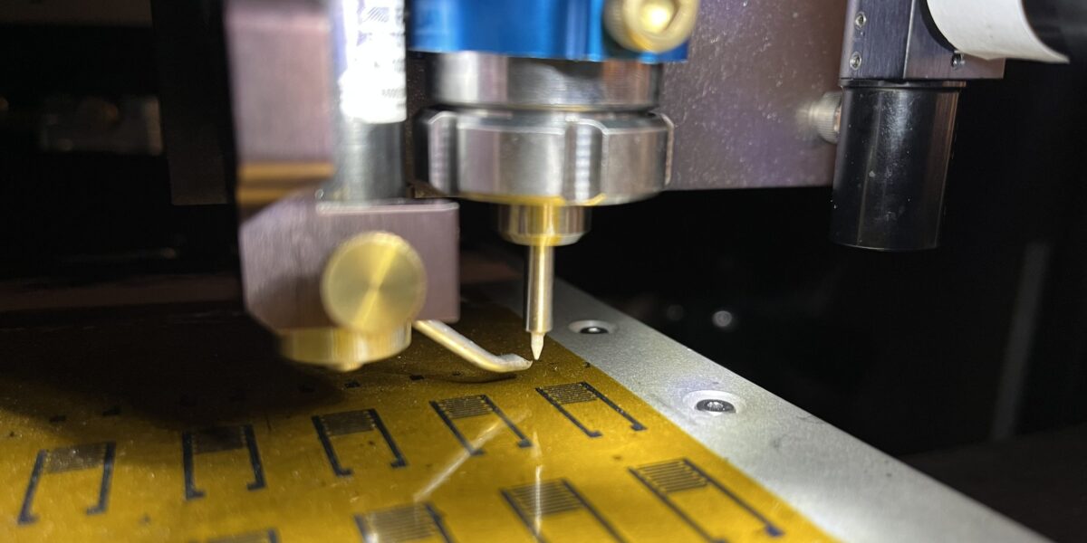 Ein Aerosol-Jet-Drucker in Hersams Labor trägt elektronische Tinten auf ein flexibles Polymersubstrat auf