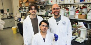 Connor Bowers, Ian Gois und Professor Chris Lawson