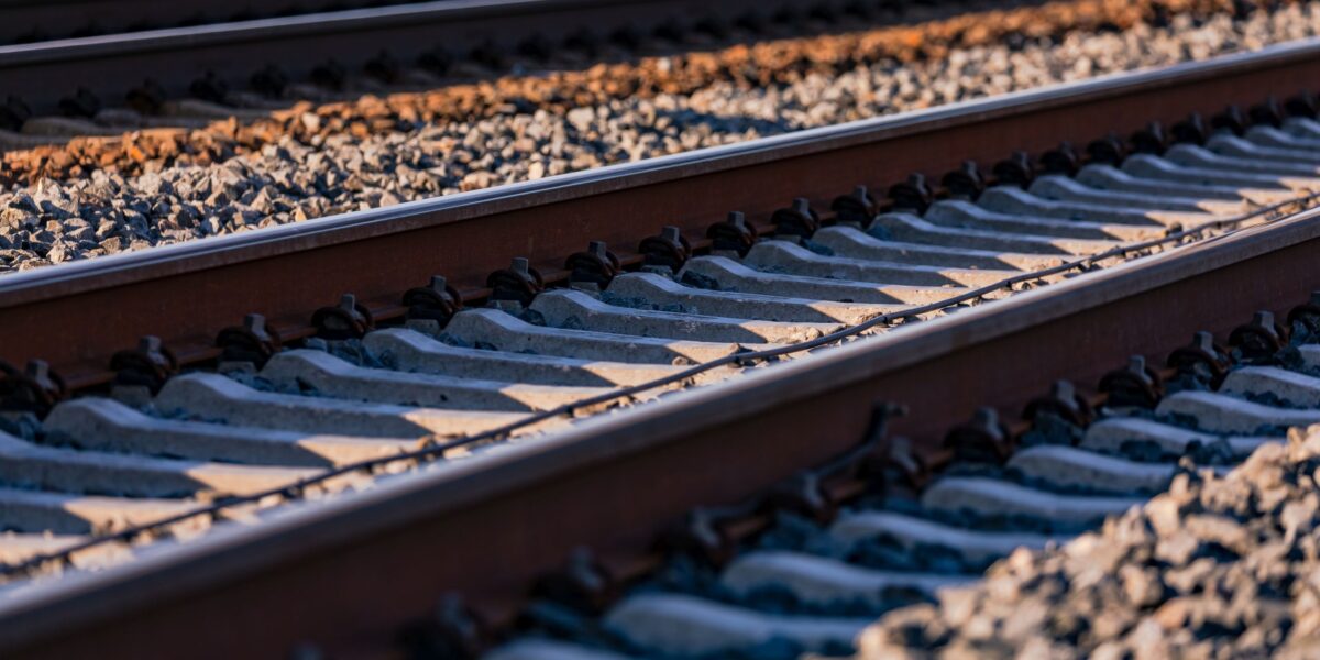 Schienen mit Befestigungselementen im Schotterbett