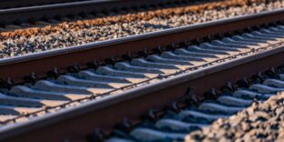 Schienen mit Befestigungselementen im Schotterbett