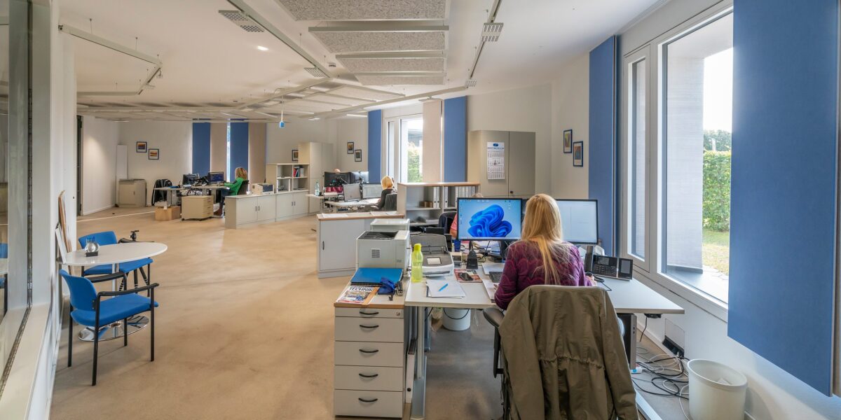 Blick in das Bürogebäude, das ohne Heizung auskommt