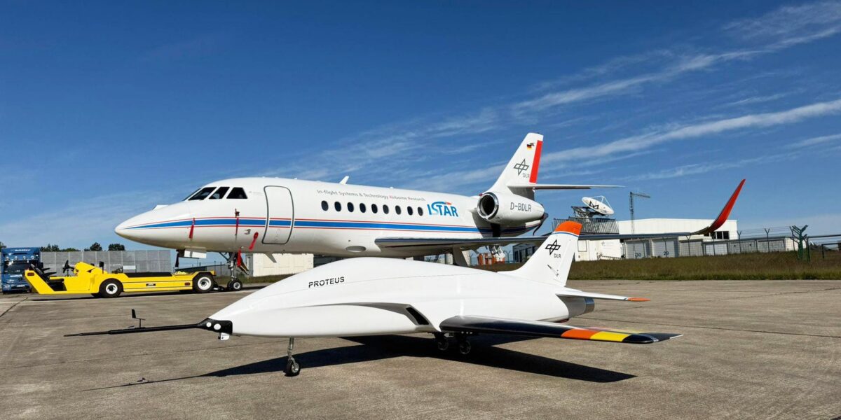 Der unbemannte Versuchsflieger PROTEUS (links) mit seinen verformbaren Morphing-Flügeln steht neben dem Forschungsflugzeug ISTAR