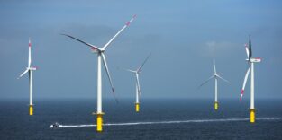 Fünf der 30 Windräder des Windparks Riffgat