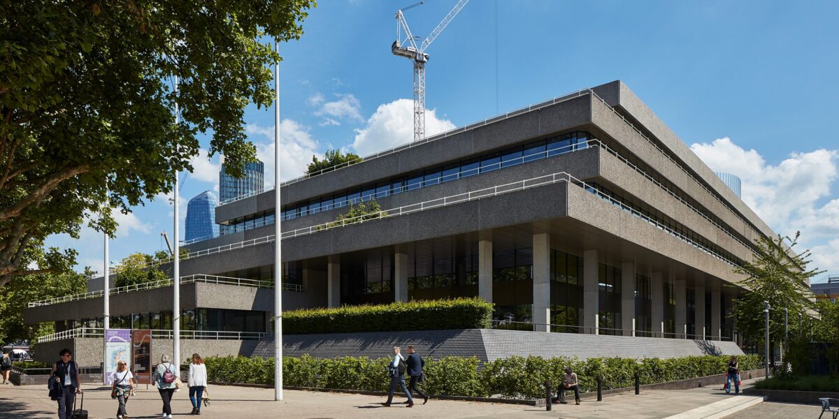 Sanierter Bürokomplex 76 Southbank in London mit brutalistischer Betonfassade und moderner Glasstruktur an der Southbank
