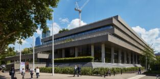 Sanierter Bürokomplex 76 Southbank in London mit brutalistischer Betonfassade und moderner Glasstruktur an der Southbank