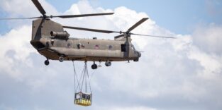 Ein Hubschrauber hebt das Modell des Space Rider in die Luft. Später wird damit ein Falltest durchgeführt.