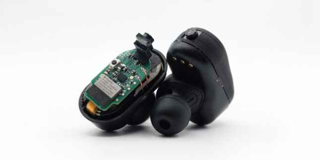 Hier sind die modifizierten Kopfhörer mit eingebauter Kamera zu sehen