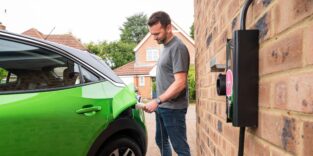 Ein Mann lädt das E-Auto