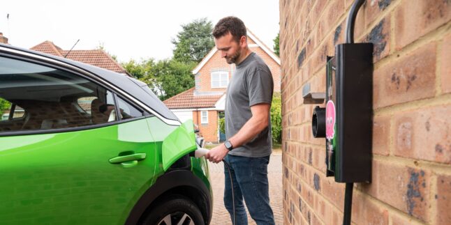 Ein Mann lädt das E-Auto
