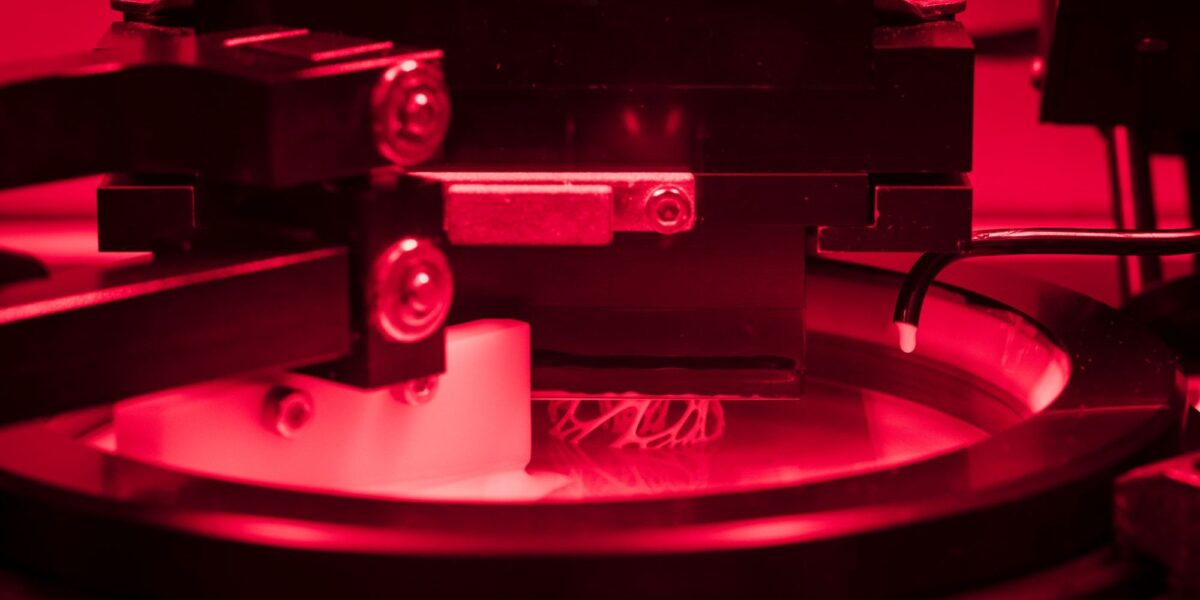 Mit CeraMMAM lassen sich Hochleistungskomponenten aus verschiedenen Materialien in einem einzigen Prozess herstellen