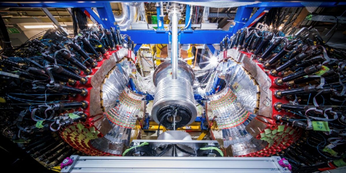 Eine deutsch-japanisches Forschungsteam hat in einem Experiment am GSI Helmholtzzentrum für Schwerionenforschung in Darmstadt Hinweise auf die Existenz eines exotischen Atomkernzustands gefunden. Das Bild zeigt den Versuchsaufbau in geöffnetem Zustand