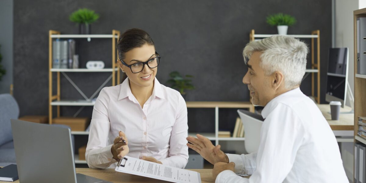 Zwei Menschen unterhalten sich.
