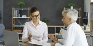 Zwei Menschen unterhalten sich.