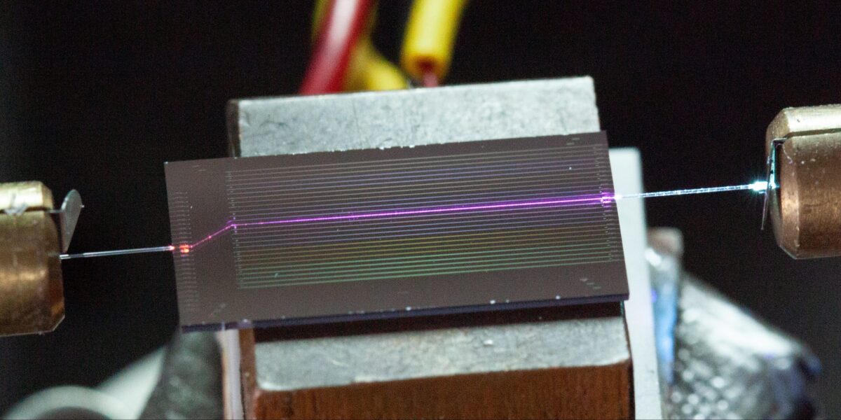 Kameraaufnahme des Lithium-Niobat-Chips mit Seitenwandpolarisation während der UV-Erzeugung