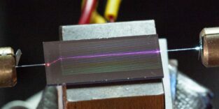 Kameraaufnahme des Lithium-Niobat-Chips mit Seitenwandpolarisation während der UV-Erzeugung