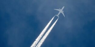 Flugzeug hinterlässt Kondensstreifen