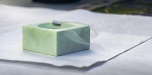 Schwebender Magnet über einem Supraleiter