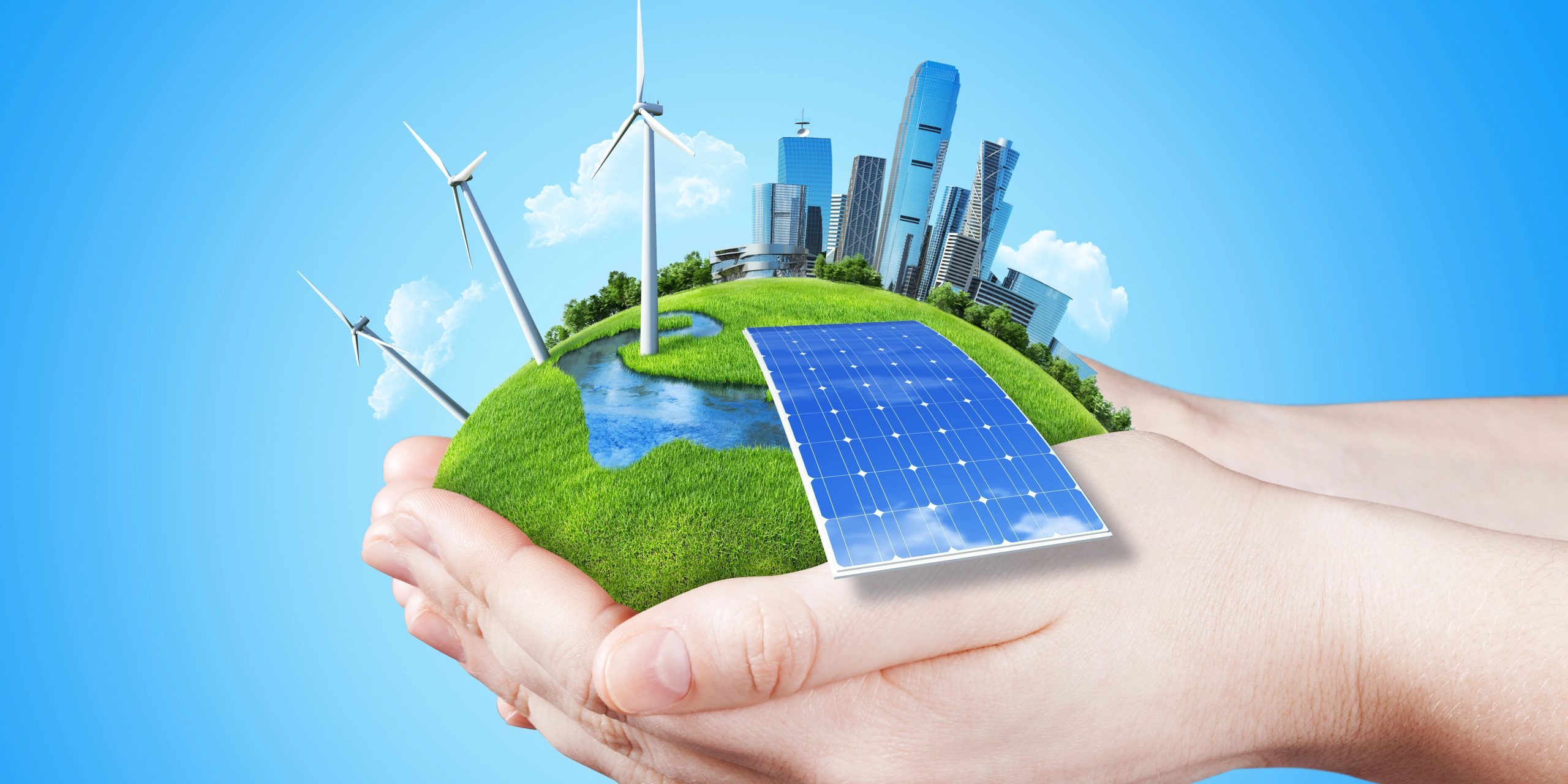 Hände halten eine klare grüne Wiese mit Solarbatterieblock, Windturbinen und städtischen Wolkenkratzern.