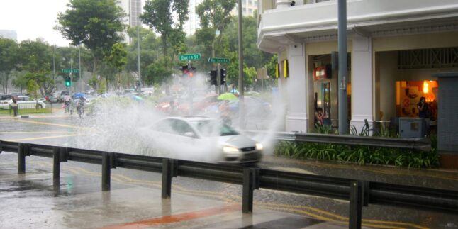 Ein Auto fährt in Singapur durch starken Regen