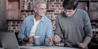 Symbolbild Wissenstransfer zwischen Generationen.