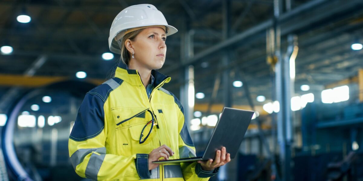 Ingenieurin bei der Arbeit