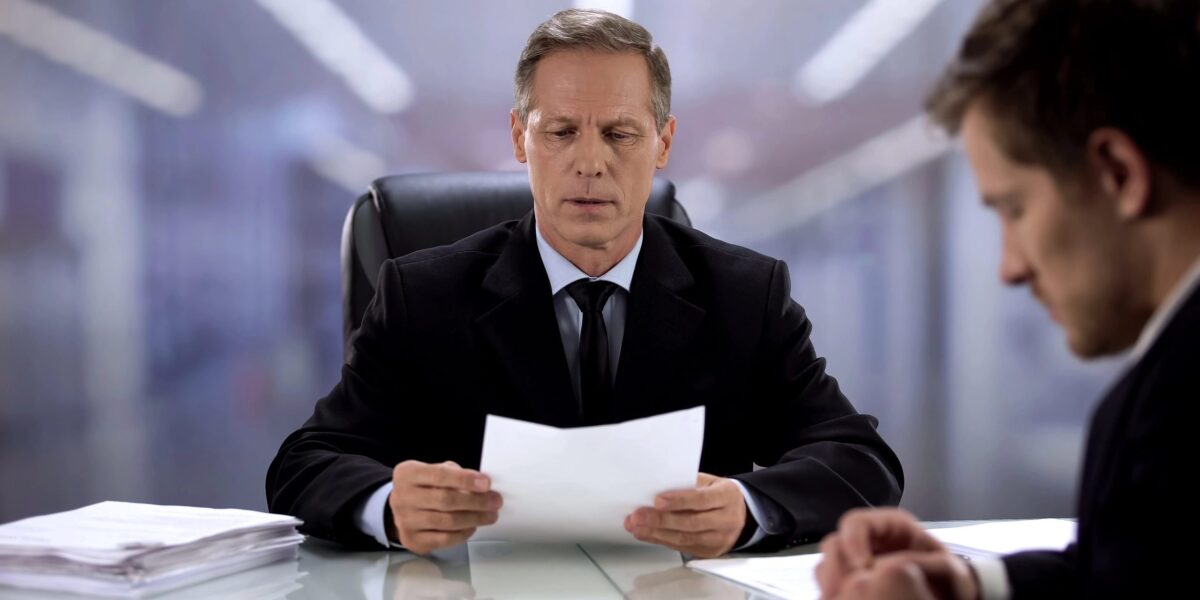 Ein Recruiter liest Bewerbungsunterlagen