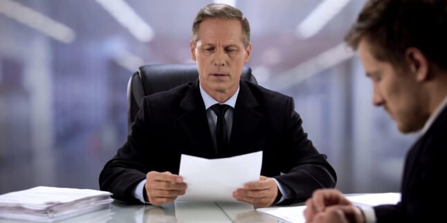 Ein Recruiter liest Bewerbungsunterlagen