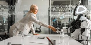 Frau reicht einem Roboter die Hand