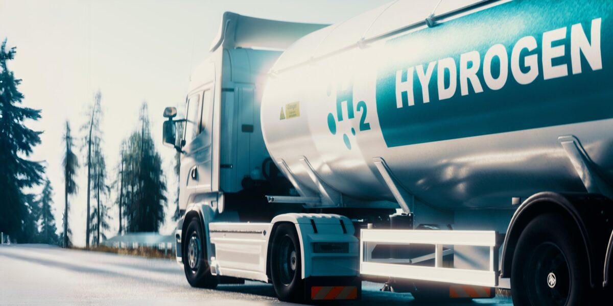 Ein Tanklastzug transportiert Wasserstoff auf der Straße