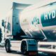 Ein Tanklastzug transportiert Wasserstoff auf der Straße