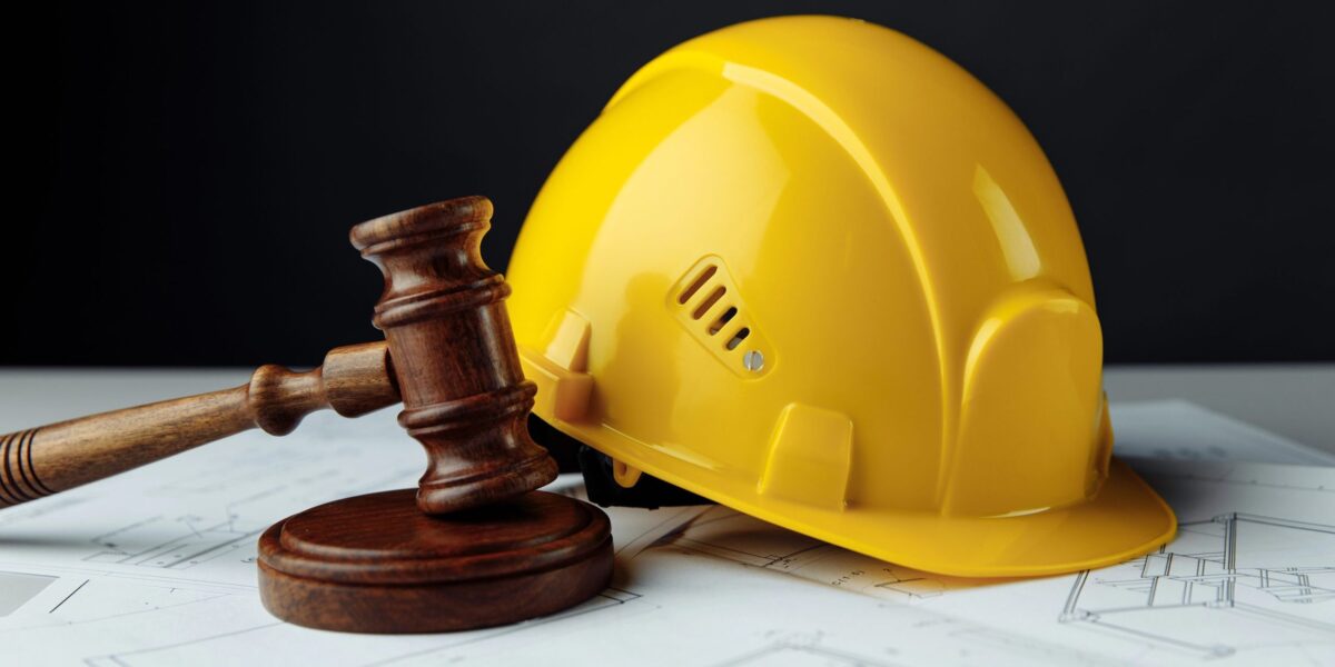 Richterhammer neben Bauarbeiterhelm