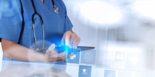 Arzt ruft Daten auf dem Tablet ab