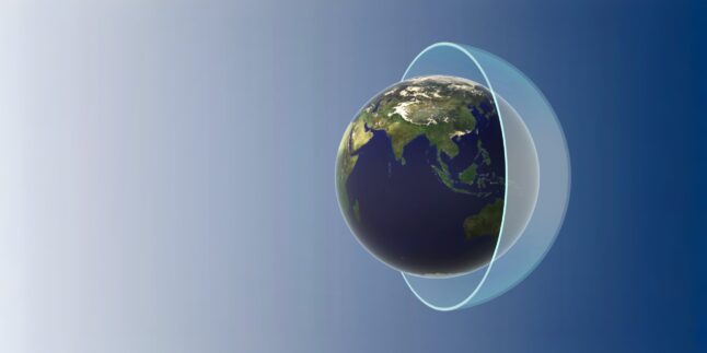 Erdatmosphäre mit der schützenden Ozonschicht in der Stratosphäre