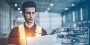 Ingenieur arbeitet mit Laptop-Computer für moderne digitale Computertechnologie zur Steuerung fortschrittlicher Ingenieur-Fabrikabläufe – Informations- und Datenkonzept.