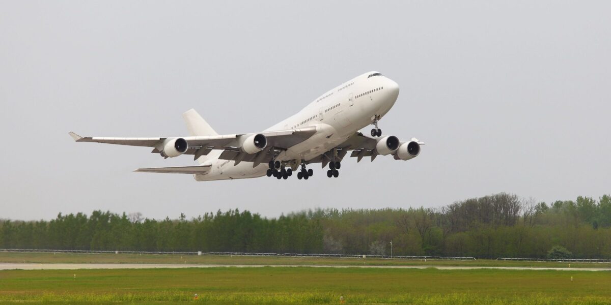 Ein Verkehrsflugzeug startet