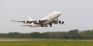 Ein Verkehrsflugzeug startet