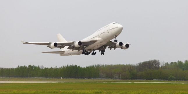 Ein Verkehrsflugzeug startet