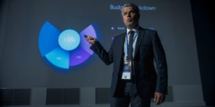 Manager vor Präsentation erklärt etwas