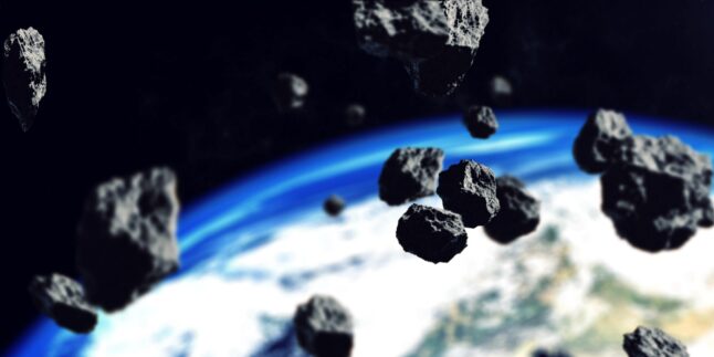 3D-Rendering von Asteroiden, die sich dem Planeten Erde nähern. Fokus auf den Asteroiden.