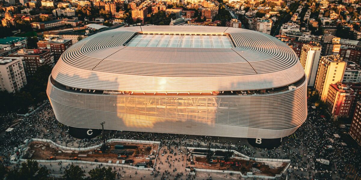 Bernabéu-Stadion in Madrid mit geöffnetem und schließbarem Stadiondach, moderne Architekturaufnahme aus der Luft.