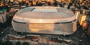 Bernabéu-Stadion in Madrid mit geöffnetem und schließbarem Stadiondach, moderne Architekturaufnahme aus der Luft.
