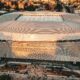 Bernabéu-Stadion in Madrid mit geöffnetem und schließbarem Stadiondach, moderne Architekturaufnahme aus der Luft.