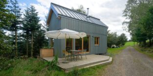 Ein Muster eines "Organic Tiny House" steht auf dem Gelände der Firma Gelzhäuser