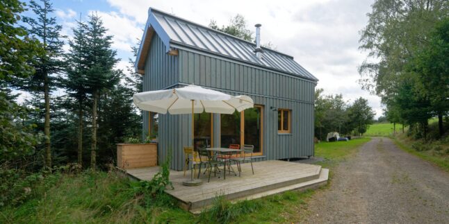 Ein Muster eines "Organic Tiny House" steht auf dem Gelände der Firma Gelzhäuser