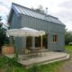 Ein Muster eines "Organic Tiny House" steht auf dem Gelände der Firma Gelzhäuser